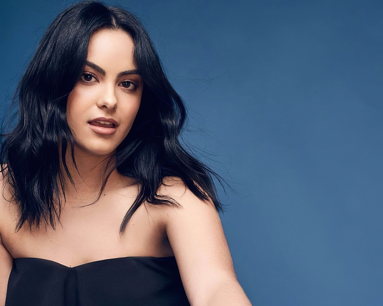 Красивая актриса Камила Мендес на синем фоне