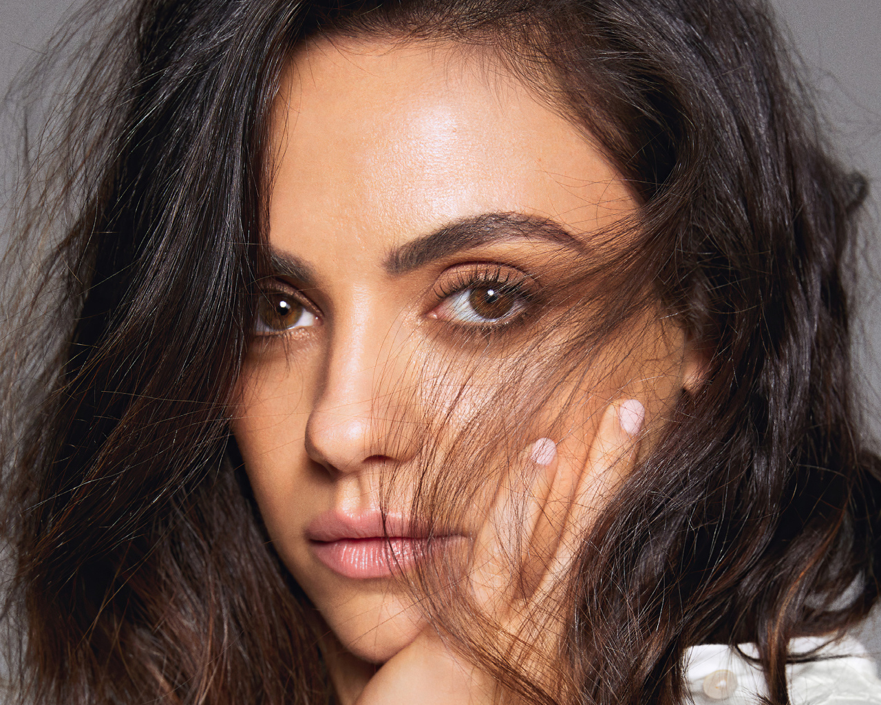 Красивая актриса Мила Кунис лицо крупным планом