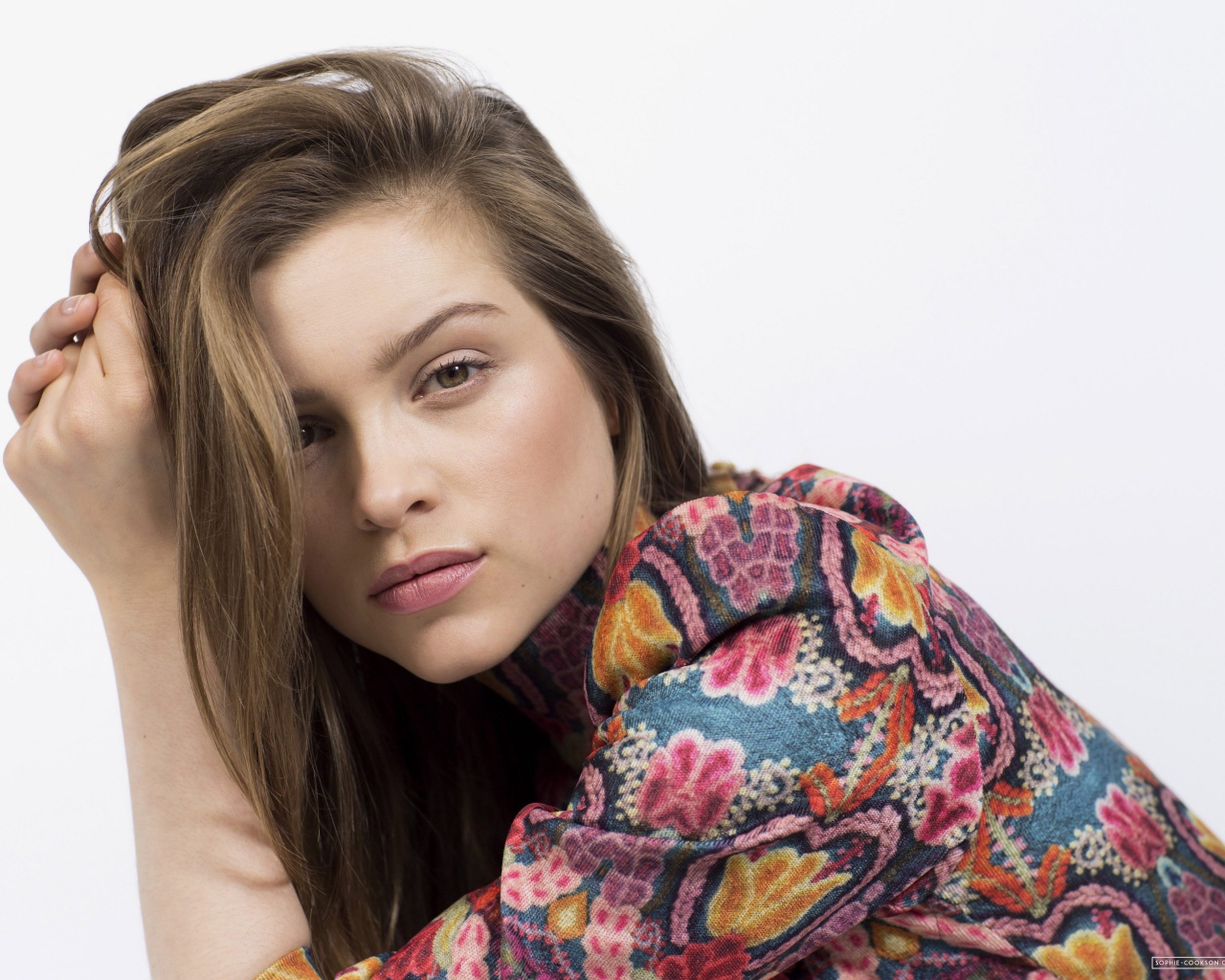 Красивая актриса Софи Куксон на белом фоне