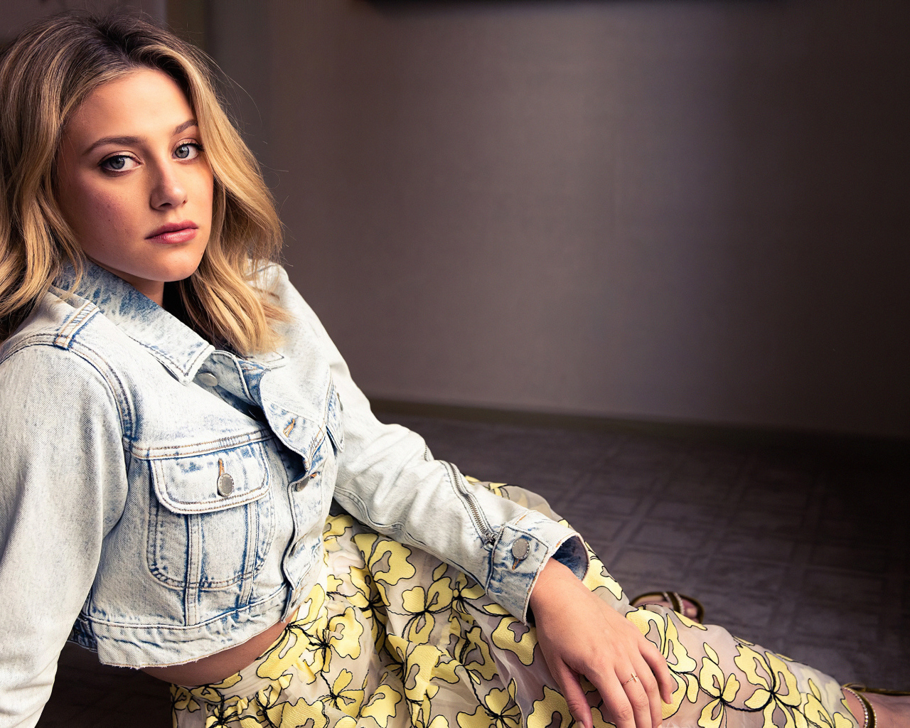 Красивая блондинка Лили Рейнхарт в джинсовой куртке