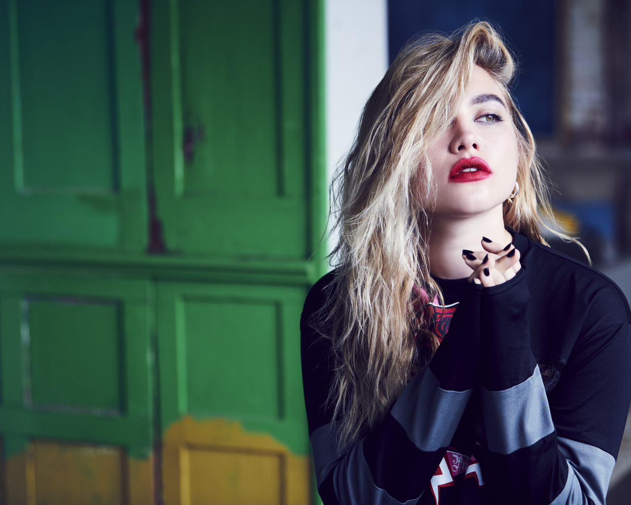 Красивая блондинка, актриса Флоренс Пью с ярким макияжем