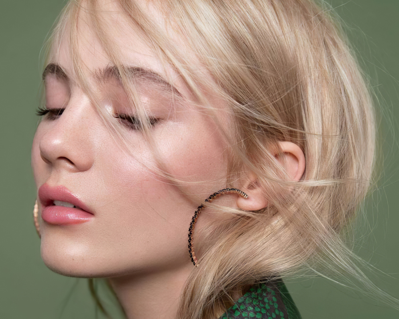 Красивая блондинка, актриса Фрейя Аллан лицо крупным планом