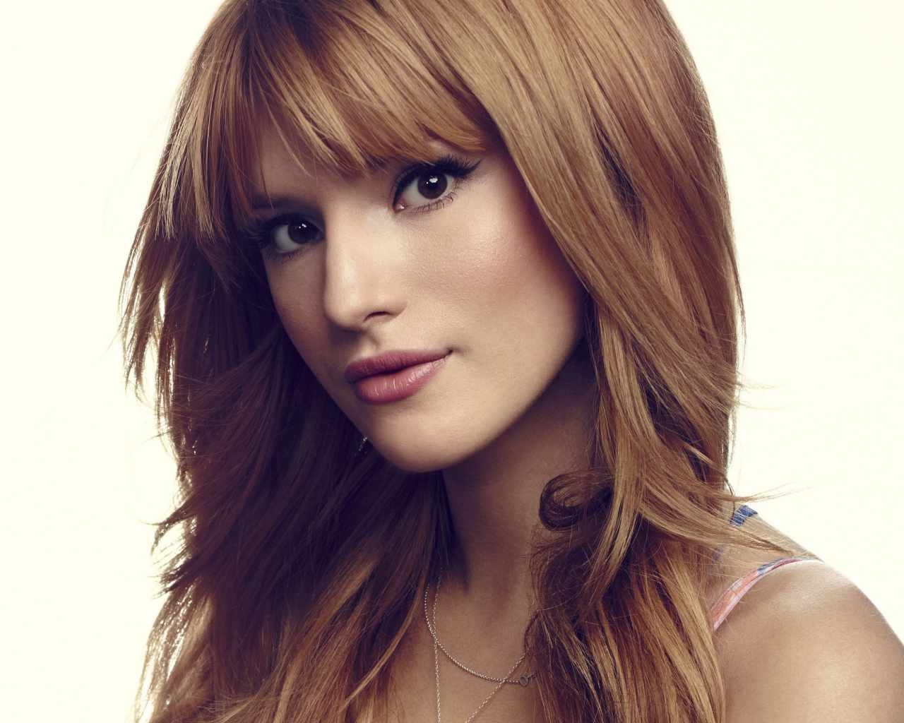 Красивая кареглазая актриса Белла Торн на белом фоне