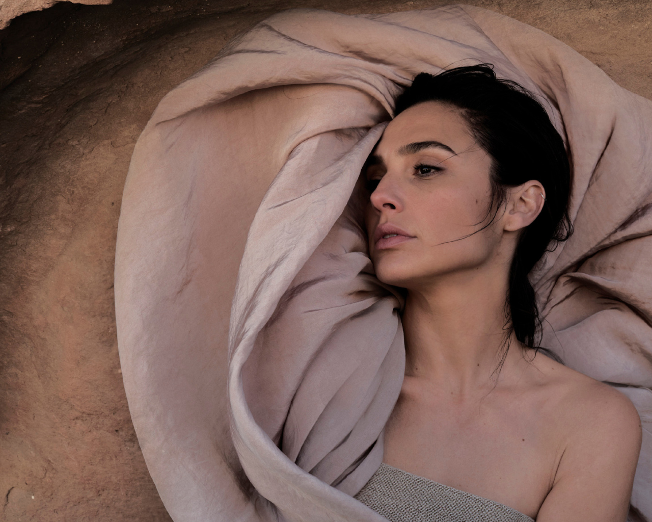 Красивая брюнетка, актриса Галь Гадот