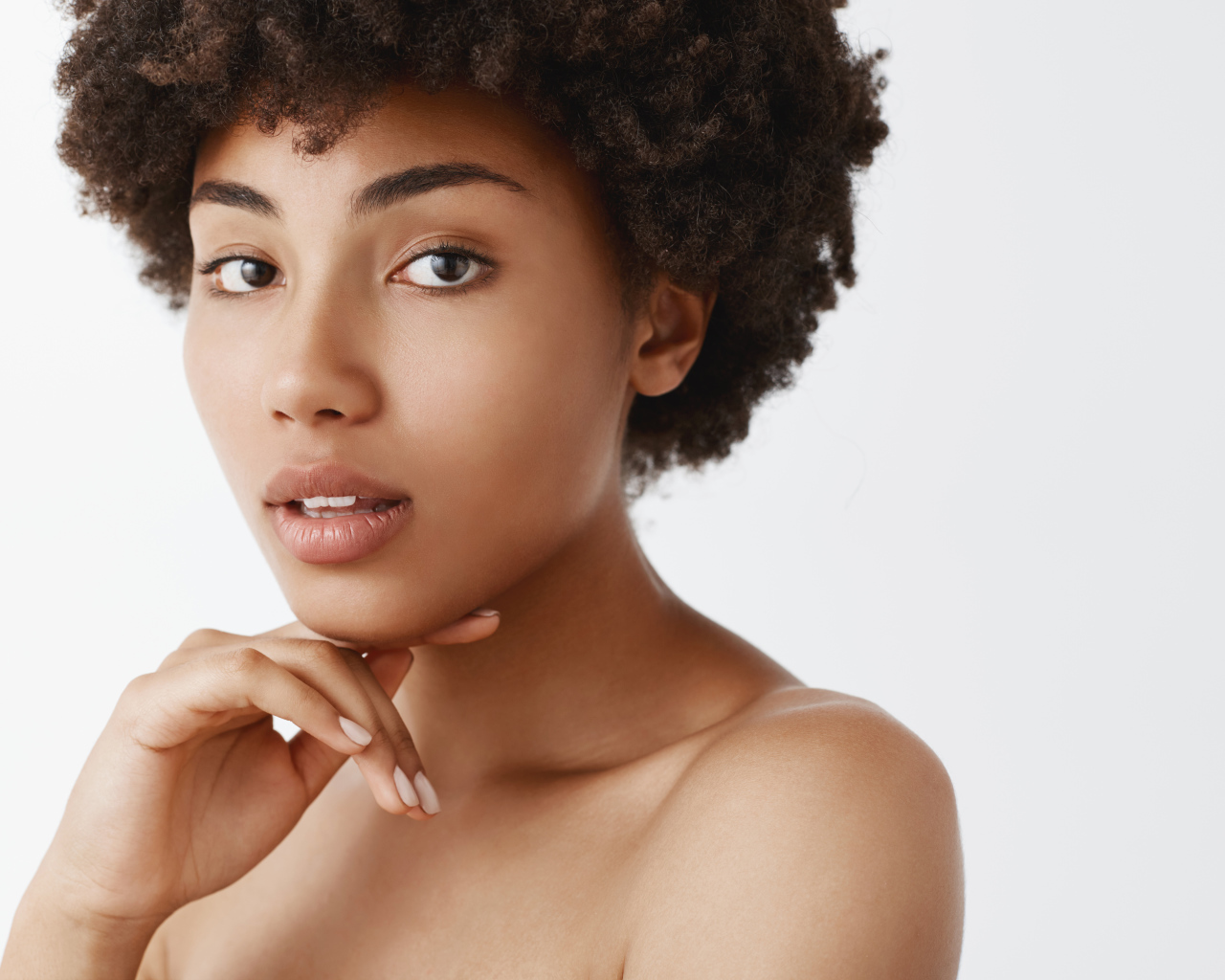 Красивая темнокожая девушка на белом фоне 