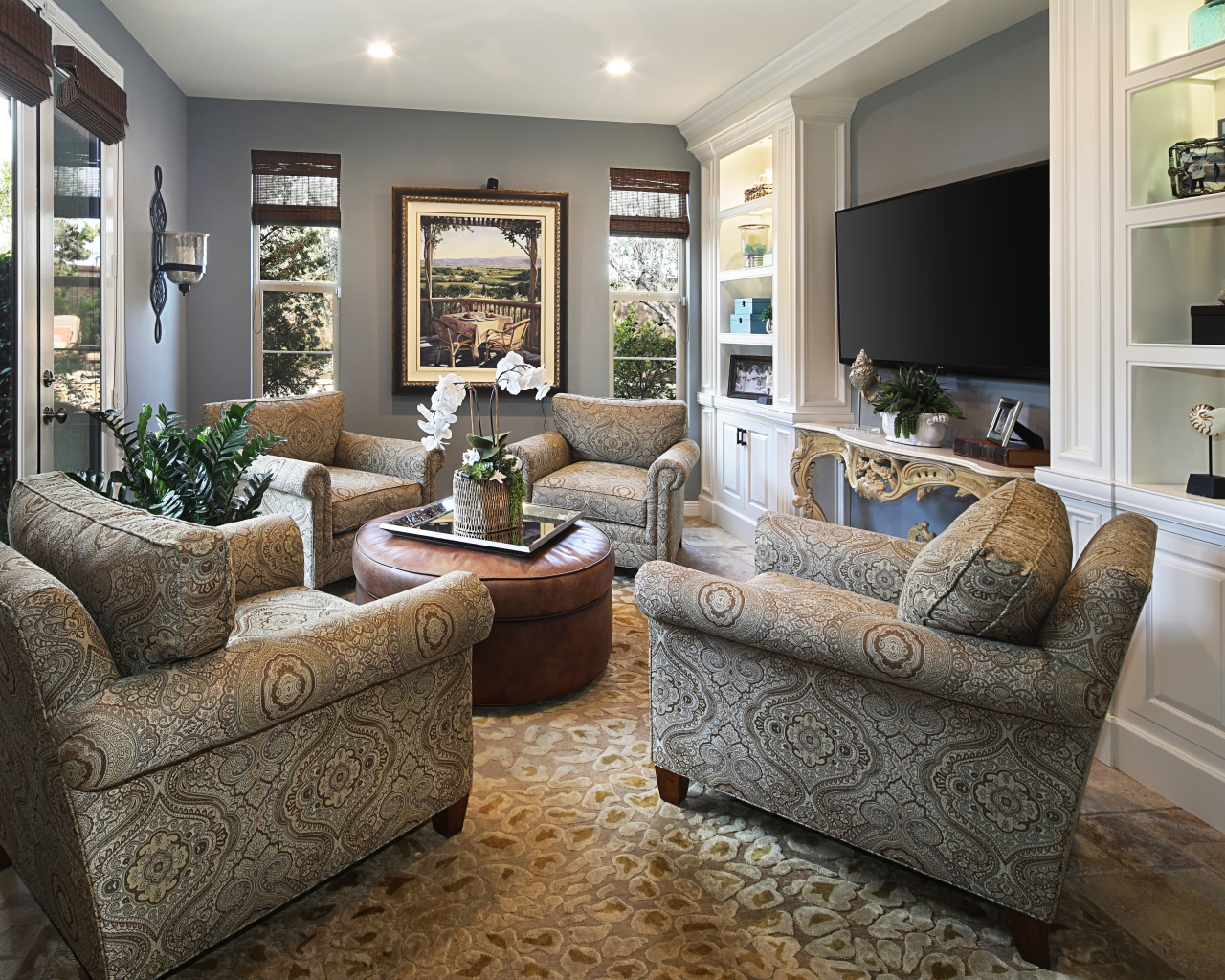 Красивая мебель в комнате с большим телевизором