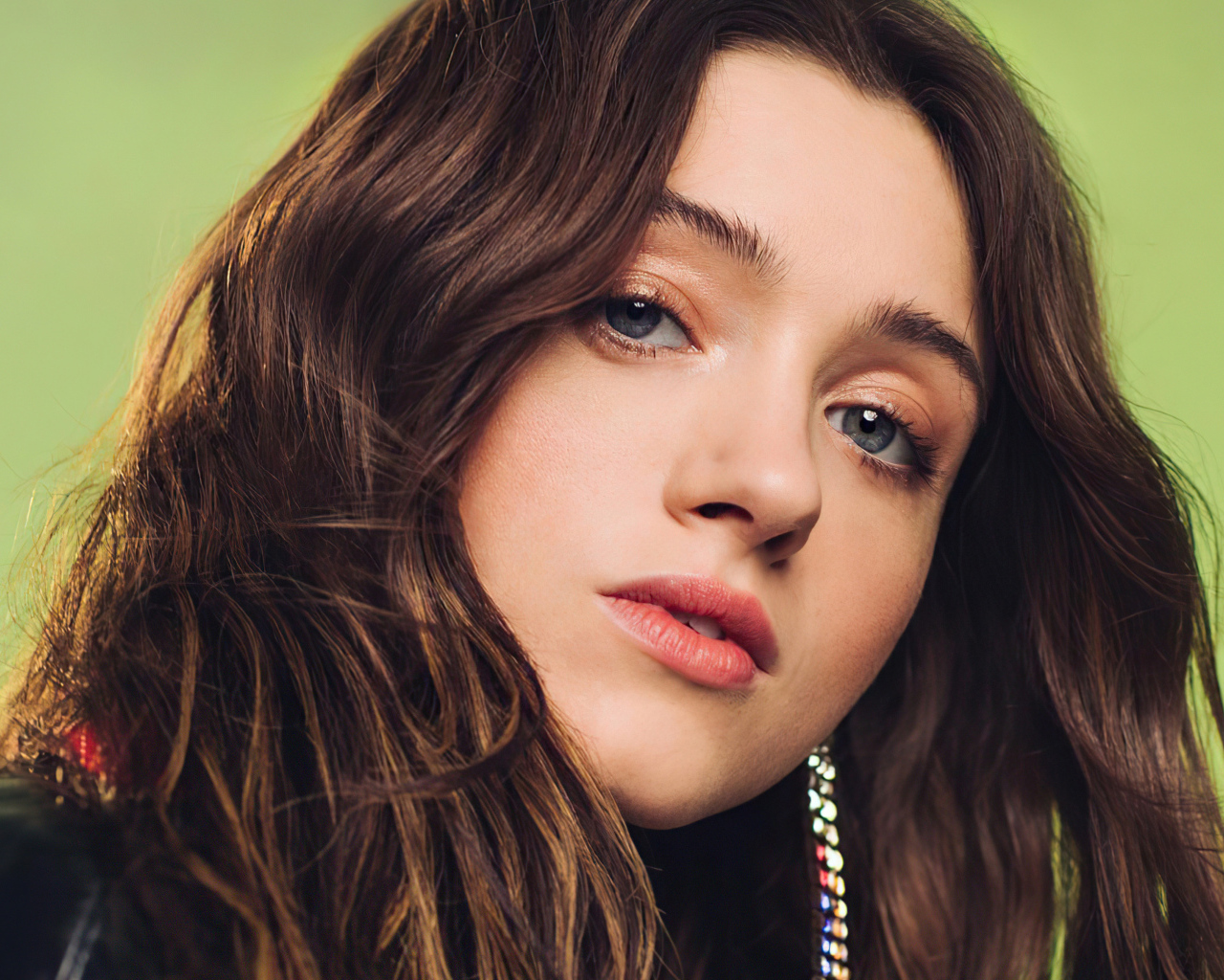 Красивая девушка  Наталия Дайер лицо крупным планом