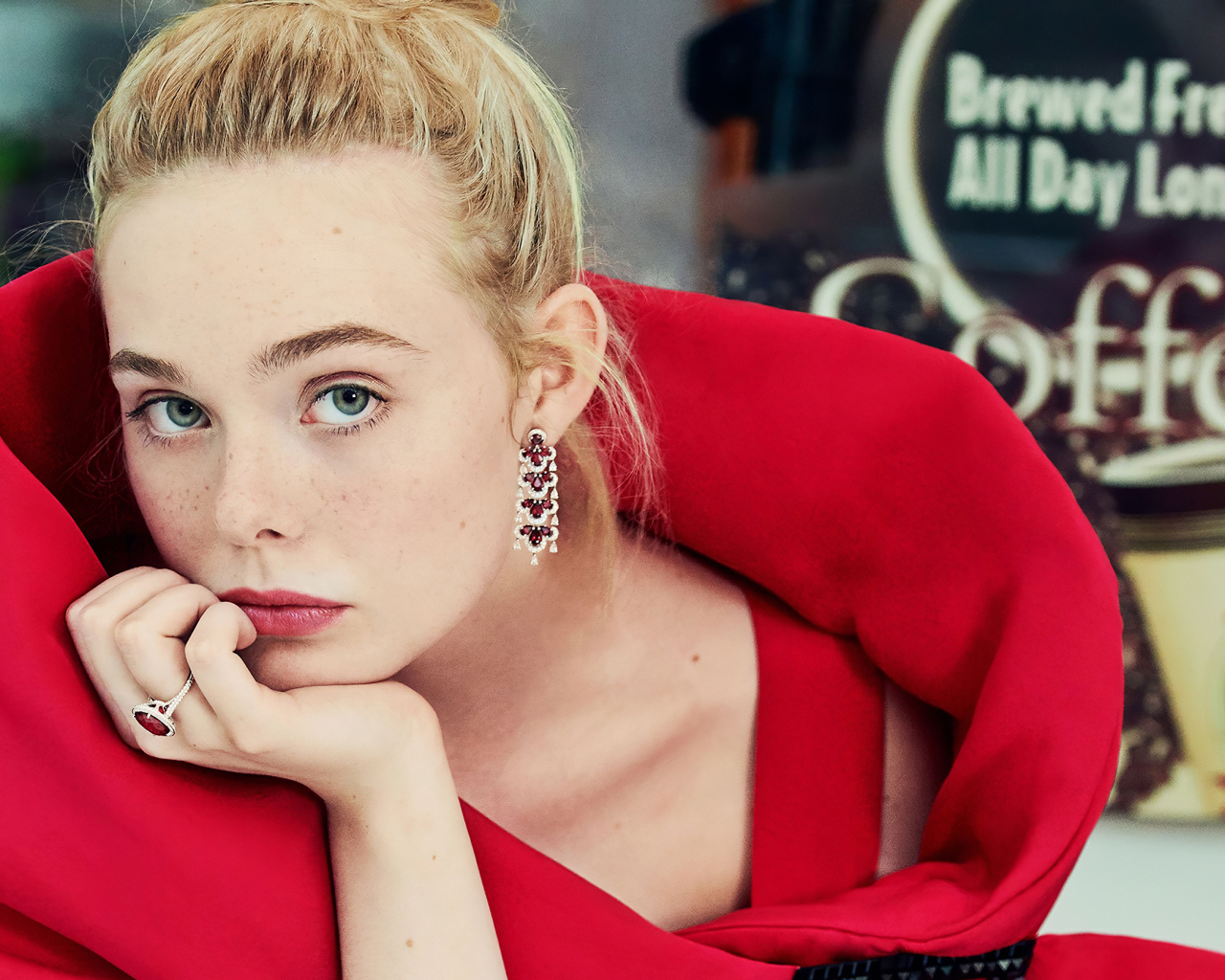 Красивая девушка, актриса Эль Фаннинг в красном наряде