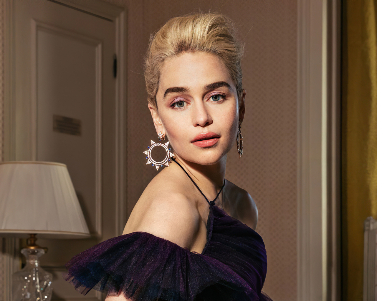 Красивая девушка, актриса Эмилия Кларк в комнате