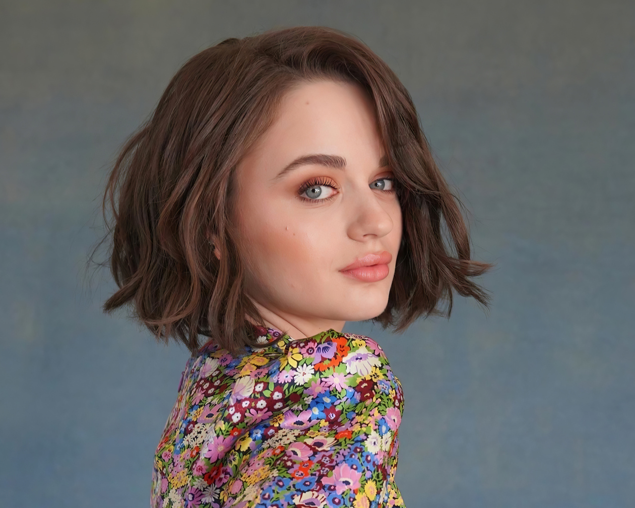 Красивая девушка, актриса Джои Кинг на сером фоне