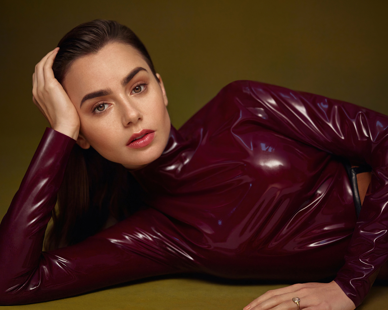 Красивая девушка, актриса Лили Коллинз в кожаном костюме 