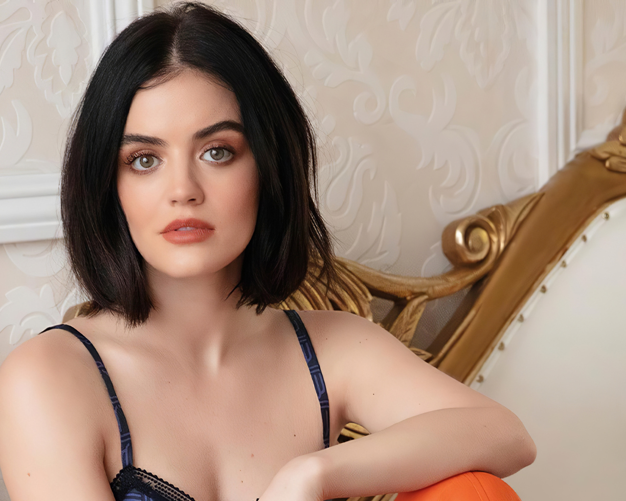 Красивая девушка, актриса Люси Хейл сидит на диване