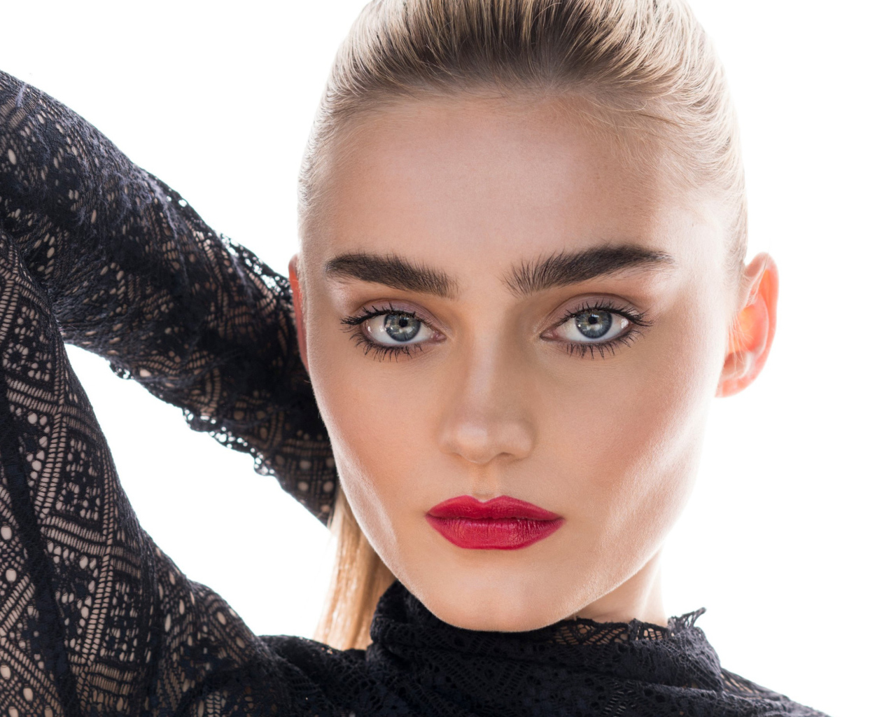 Красивая девушка, актриса Мэг Доннелли на белом фоне