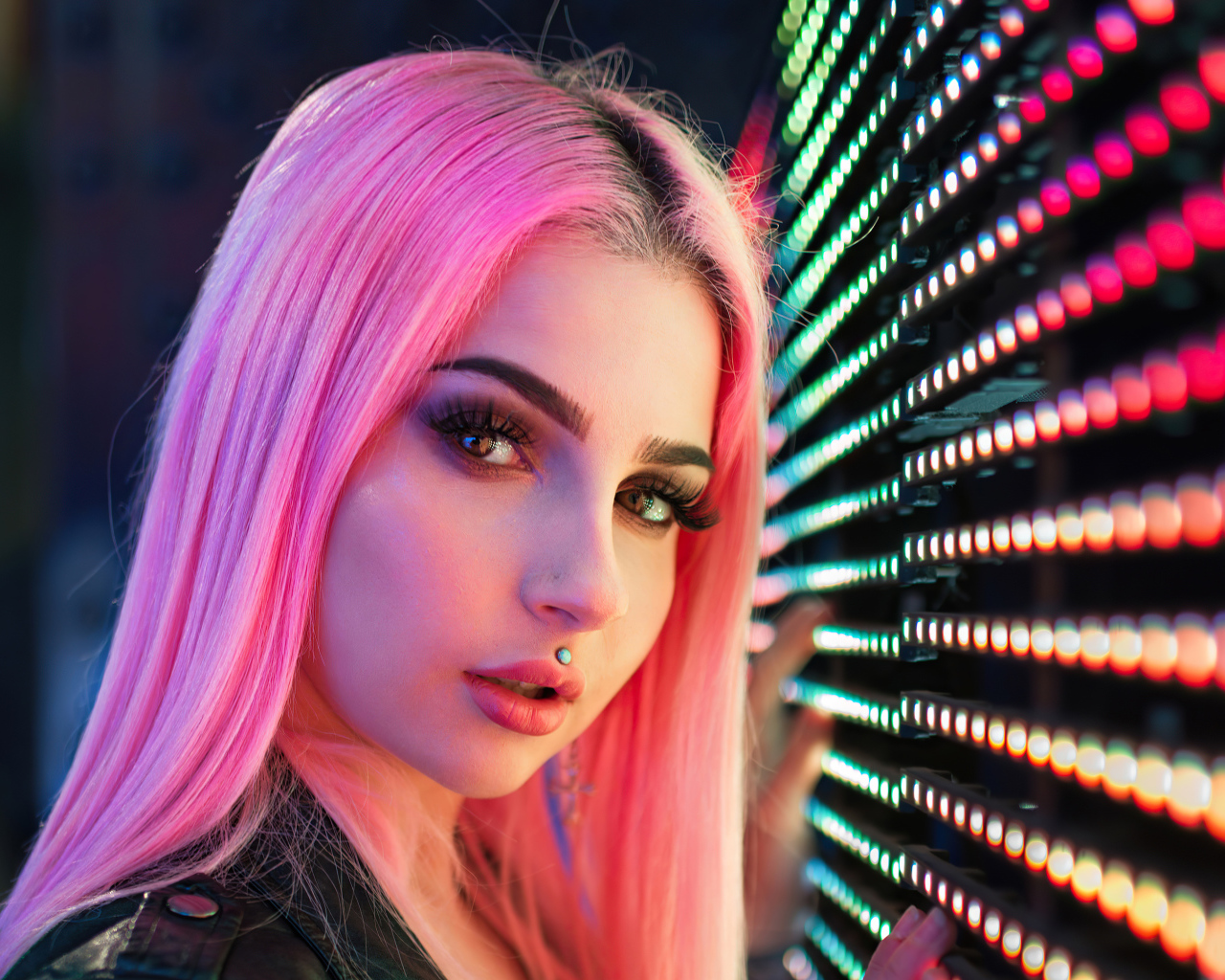 Красивая девушка с розовыми волосами с лампочками на стене 