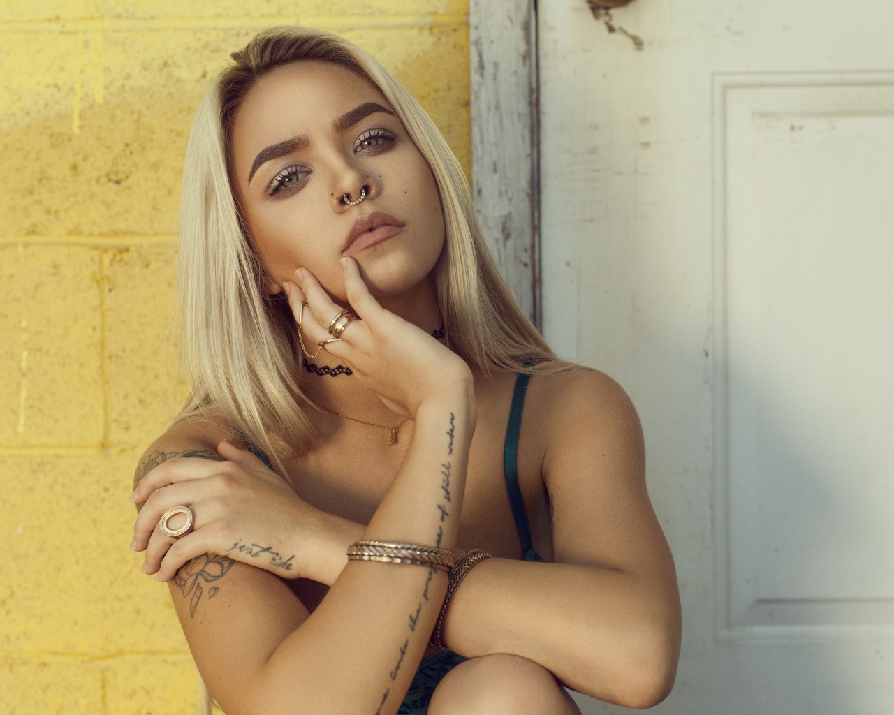 Красивая девушка с татуировками на руках 