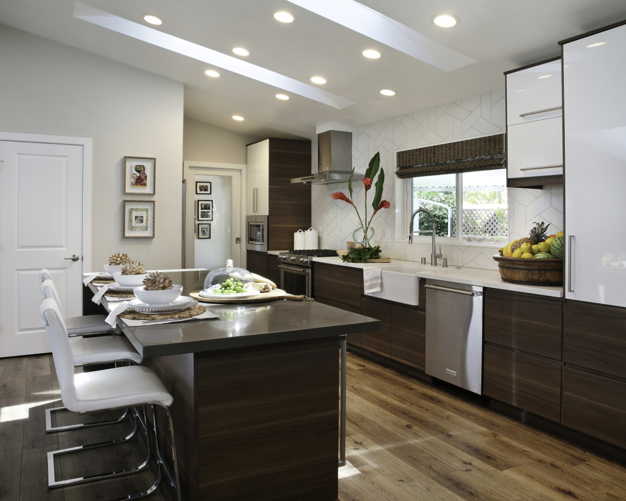 Красивая кухня с деревянной мебелью 