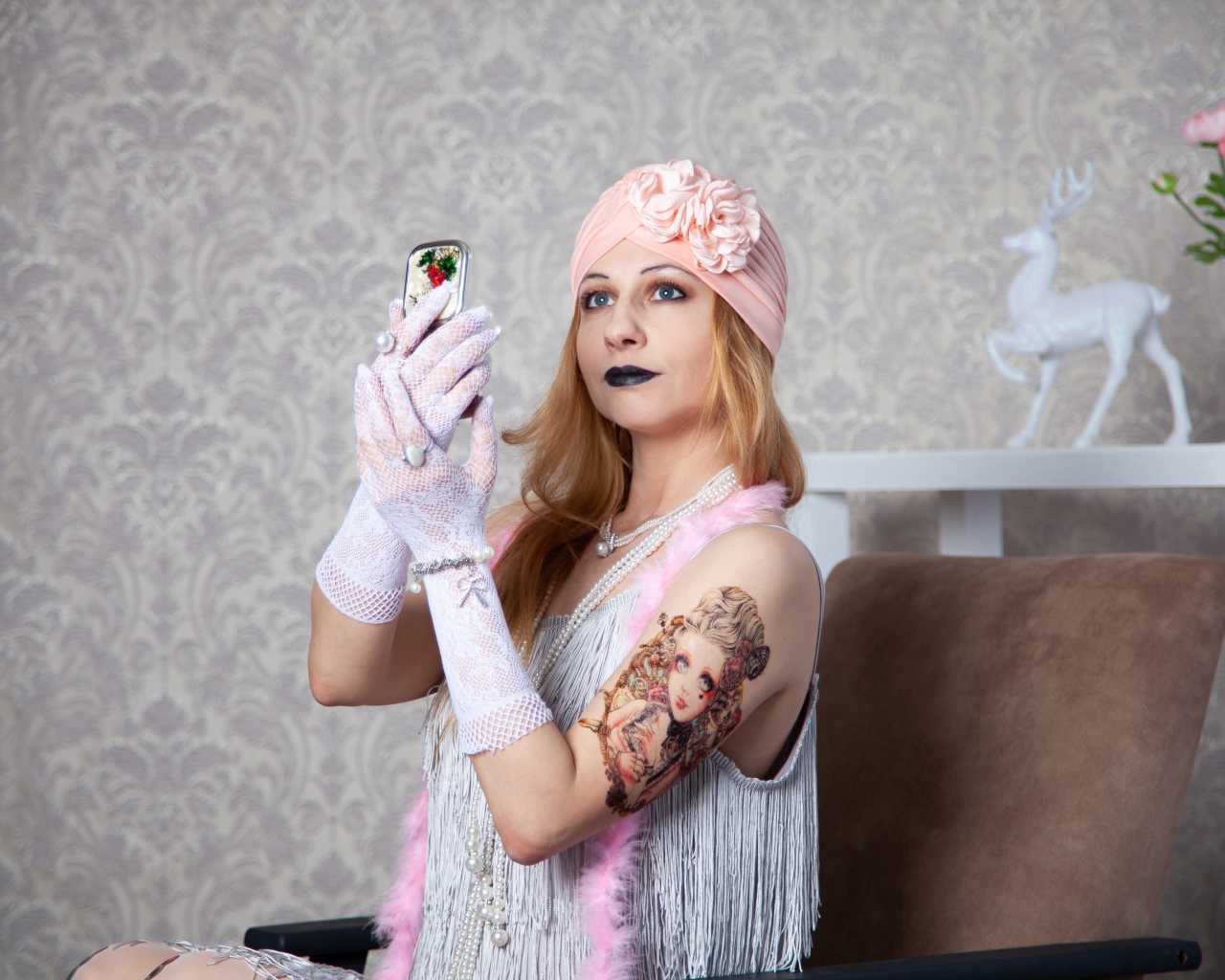 Красивая ретро девушка с татуировкой на руке