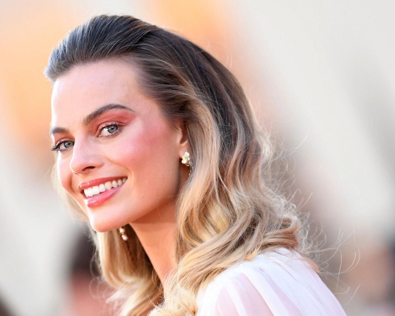 Красивая улыбающаяся актриса Марго Робби