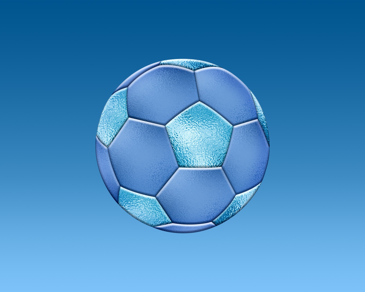 Красивый футбольный мяч на голубом фоне 