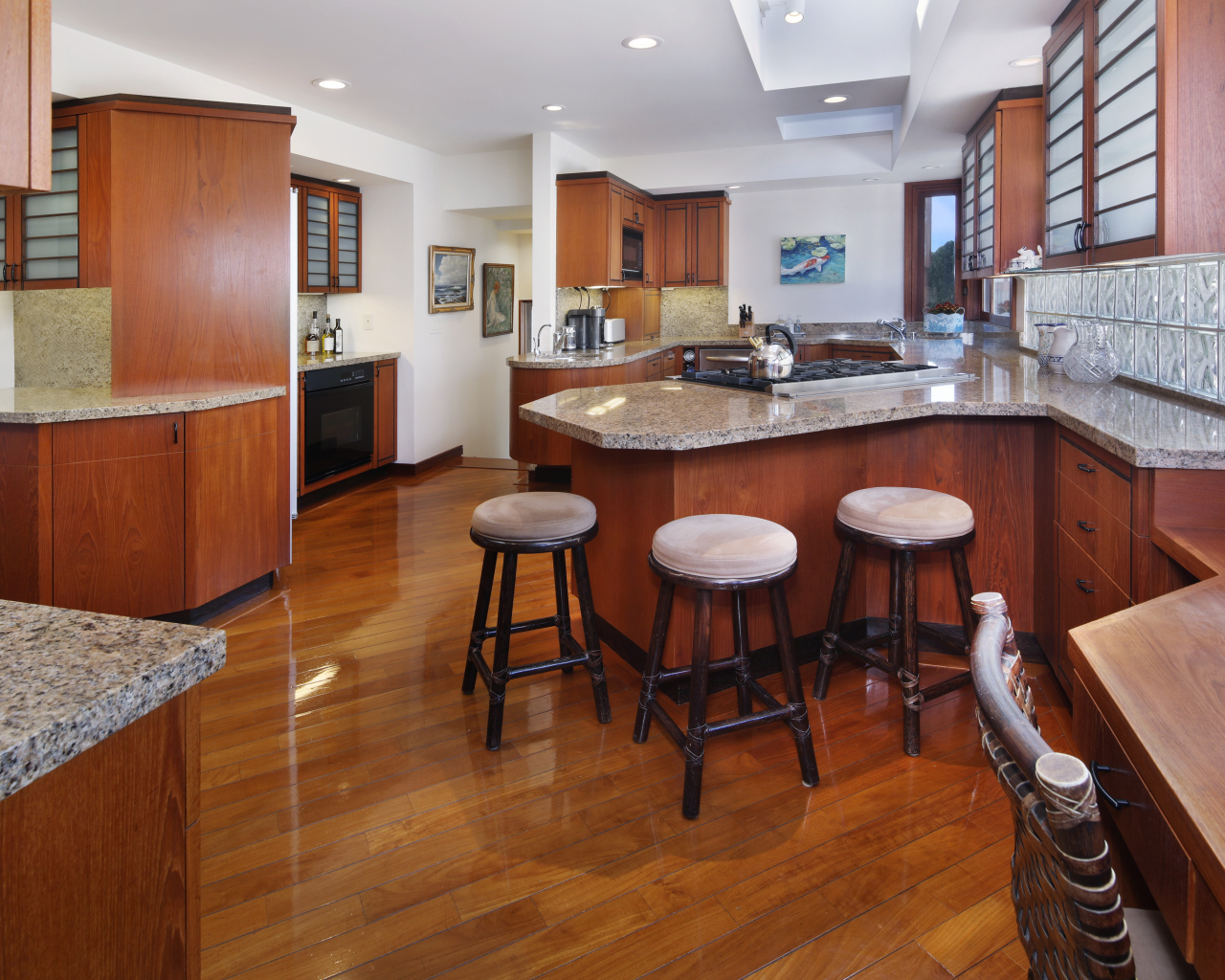 Красивая деревянная мебель в кухне 