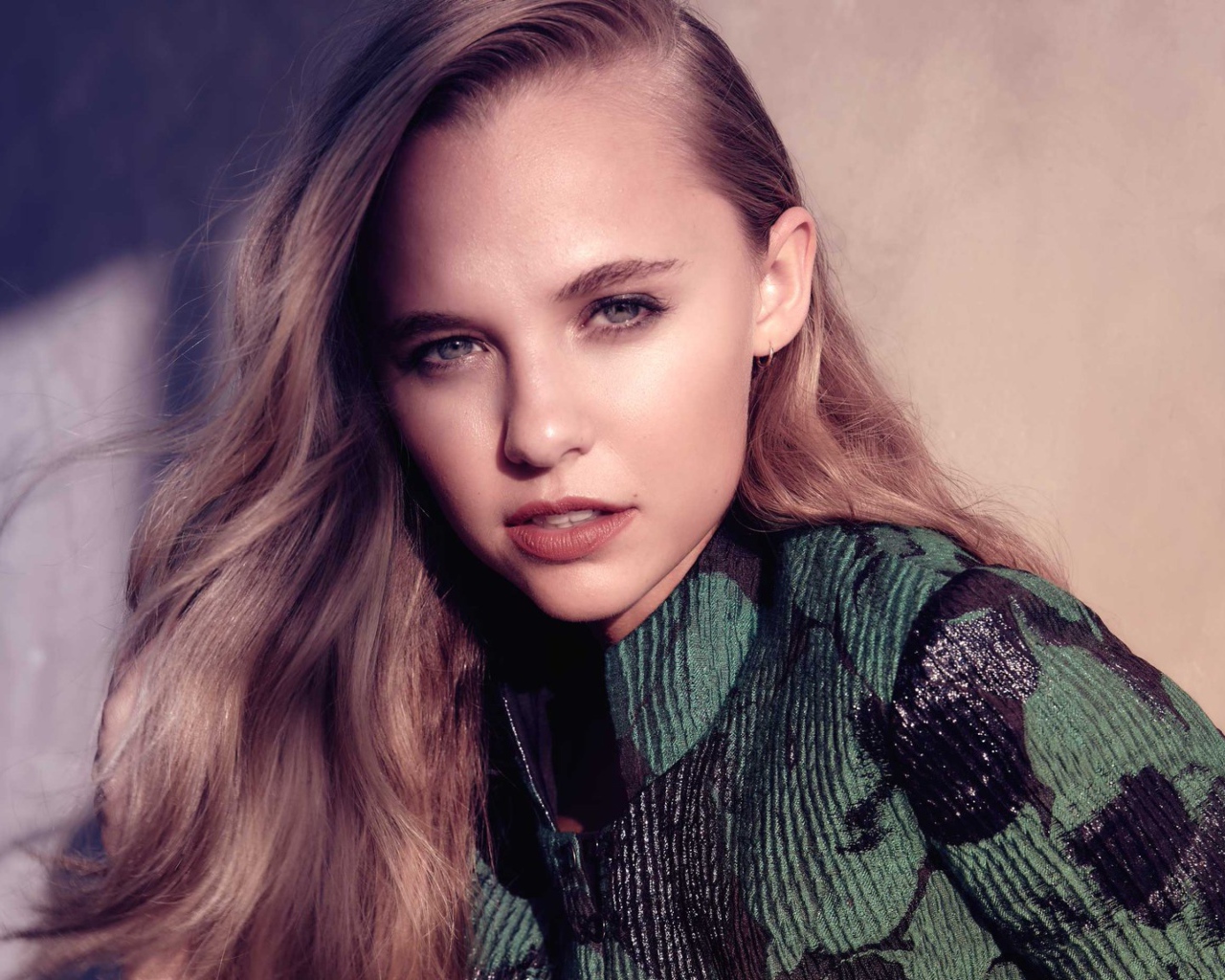 Красивая молодая девушка Мэдисон Айсмен с длинными волосами