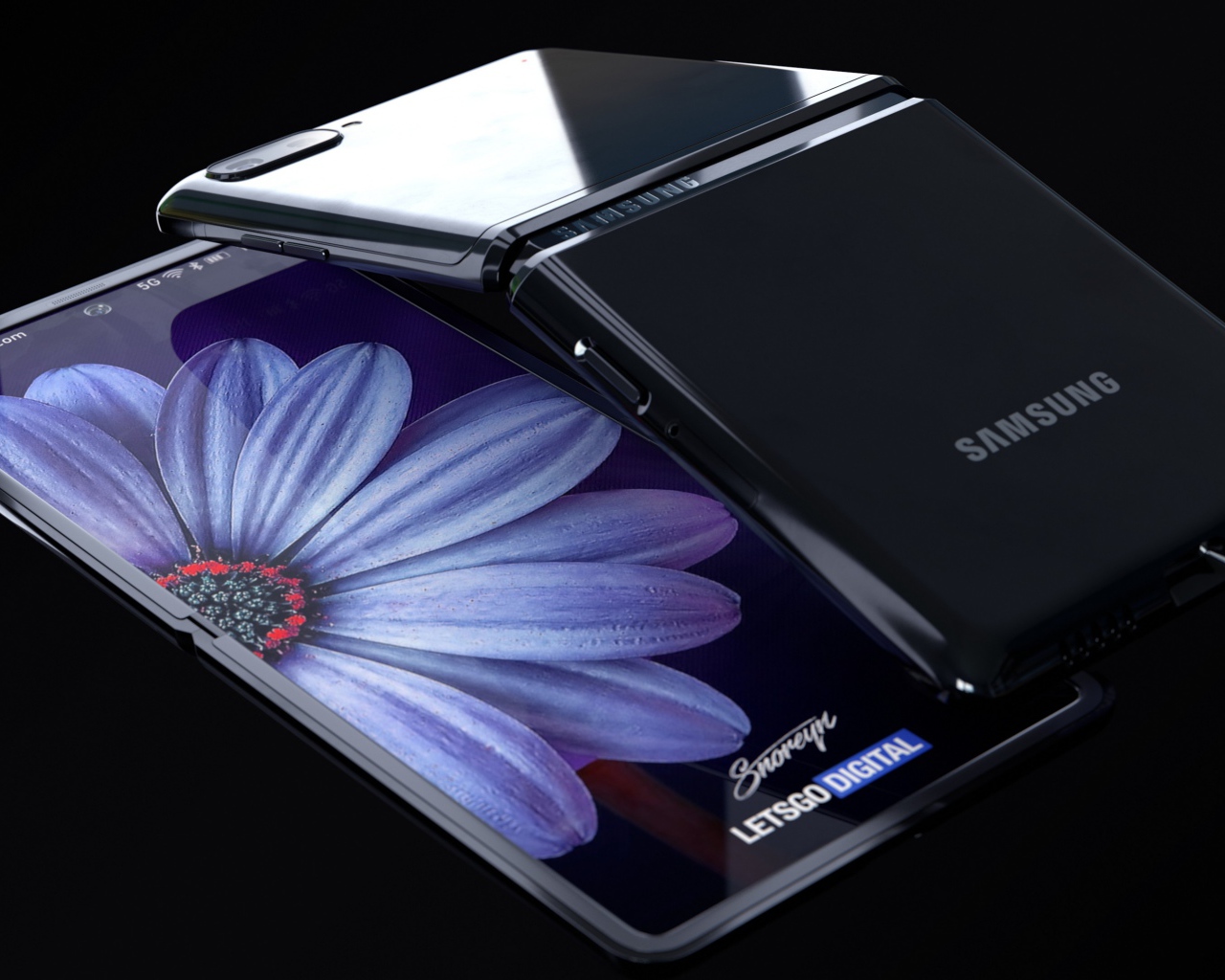 Гнущийся смартфон Samsung Galaxy Z Flip на черном фоне