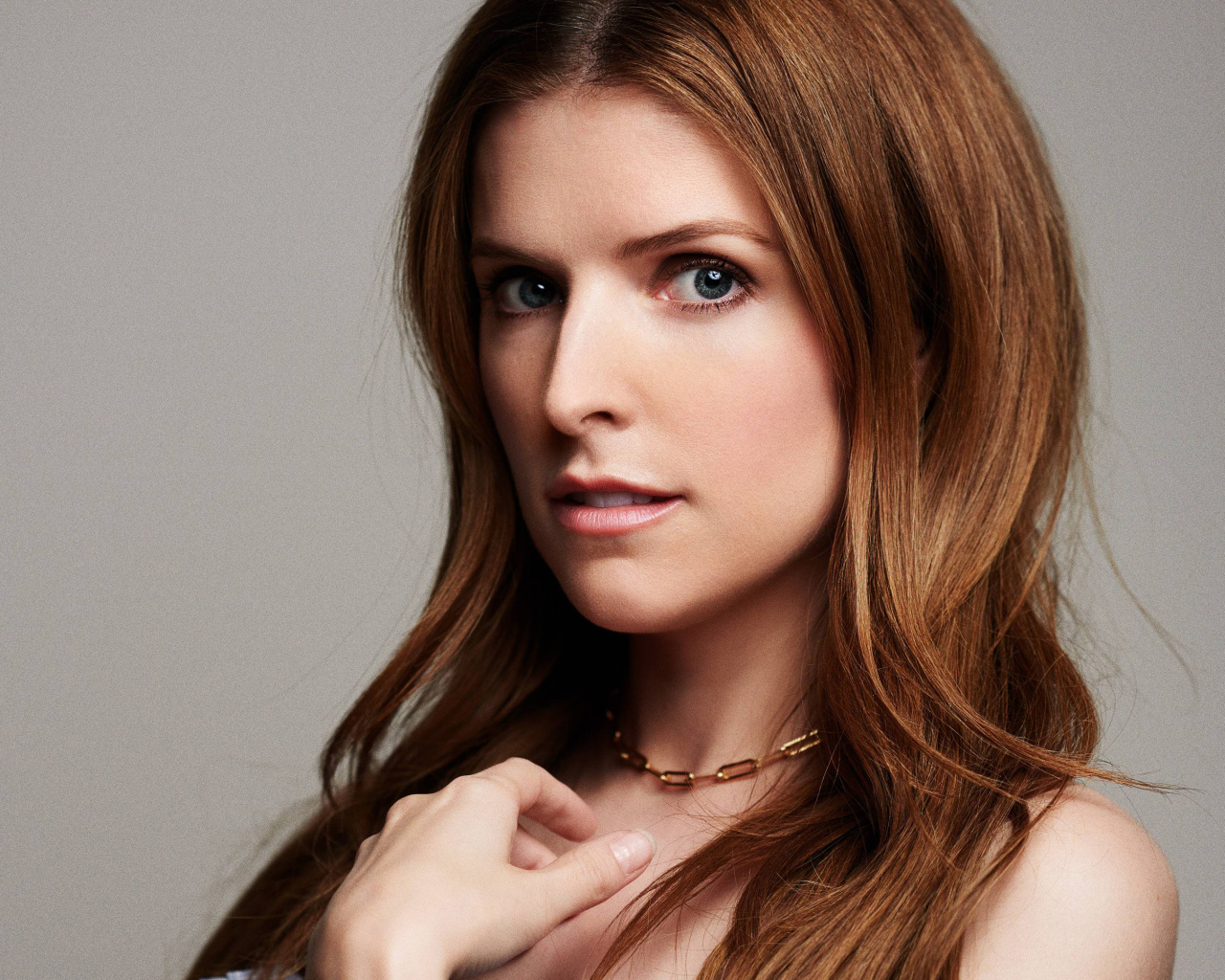 Голубоглазая актриса Анна Кендрик на сером фоне