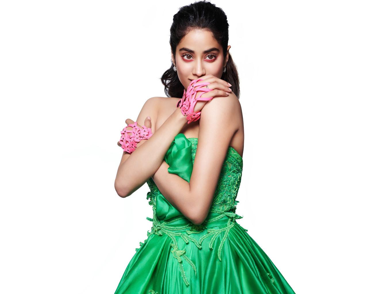 Актриса болливуда Джанви Капур в зеленом платье