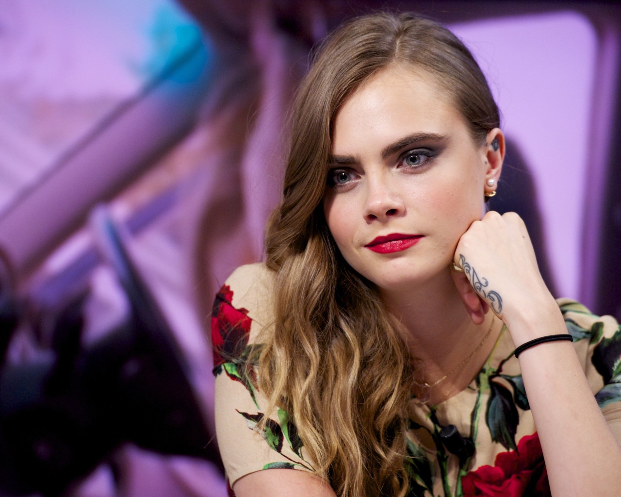 Яркая актриса Кара Делевинь в платье с татуировкой на руке