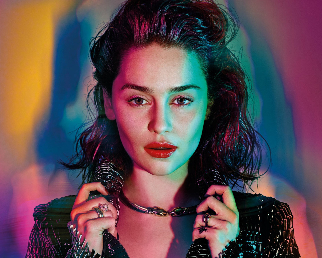 Яркая актриса Эмилия Кларк в черной куртке 