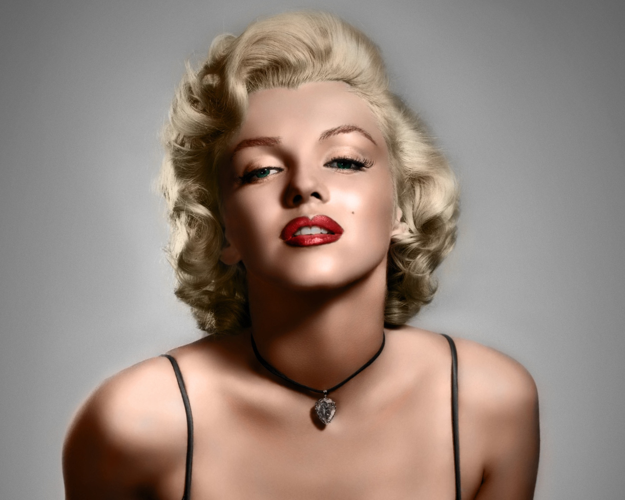 Яркая блондинка, легендарная женщина Мерлин Монро на сером фоне