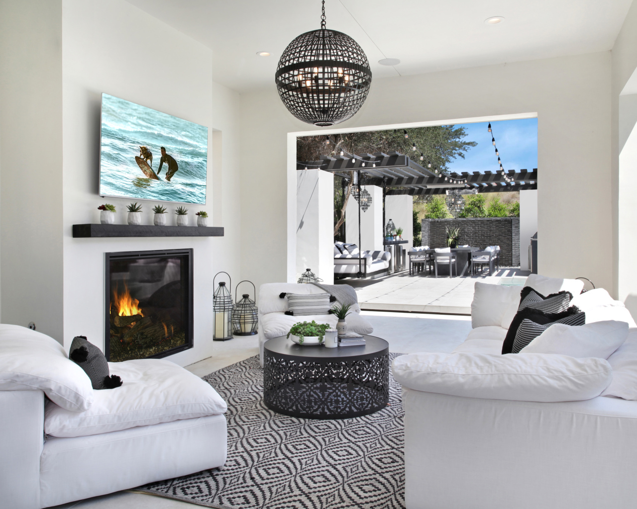 Светлая гостиная с диваном и выходом на веранду 