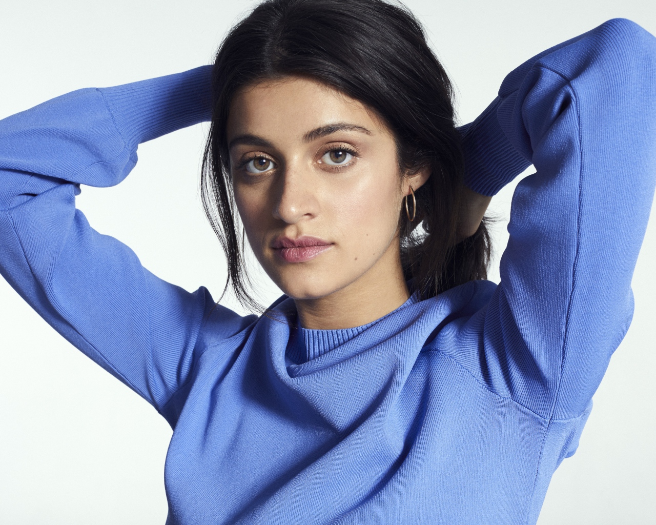 Британская актриса Аня Чалотра в голубом свитере