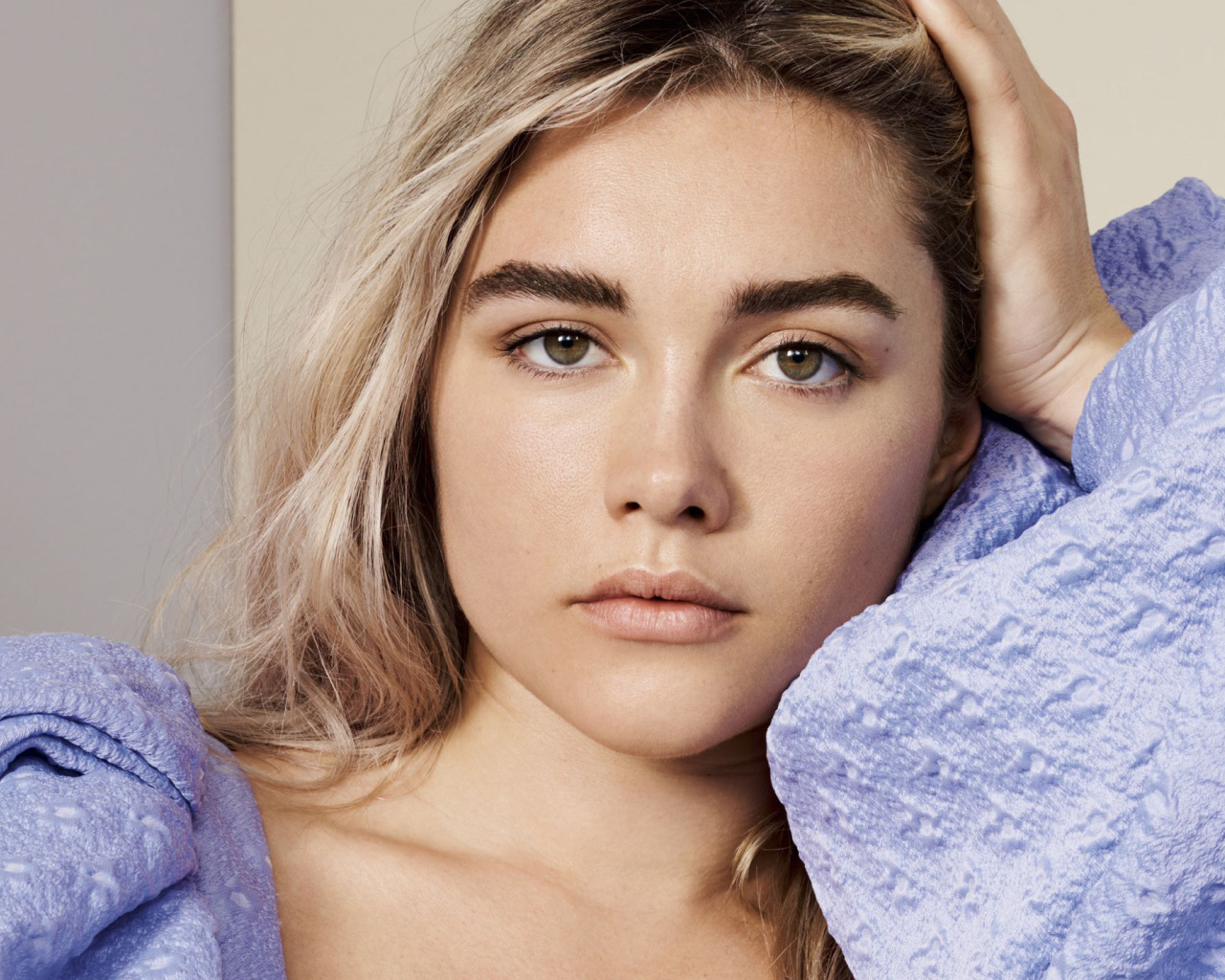 Британская актриса Флоренс Пью с рукой в волосах