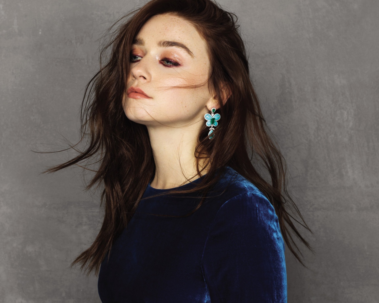 Британская актриса Джессика Барден на фоне серой стены