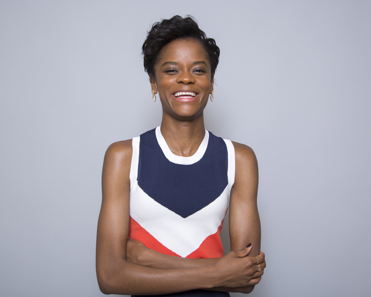 Британская актриса Летиша Райт на сером фоне