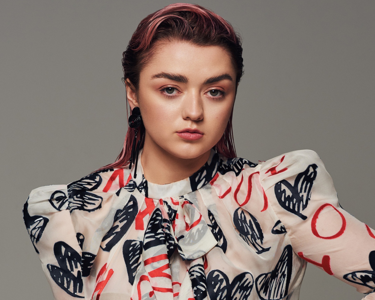 Британская актриса Мэйси Уильямс с розовыми волосами