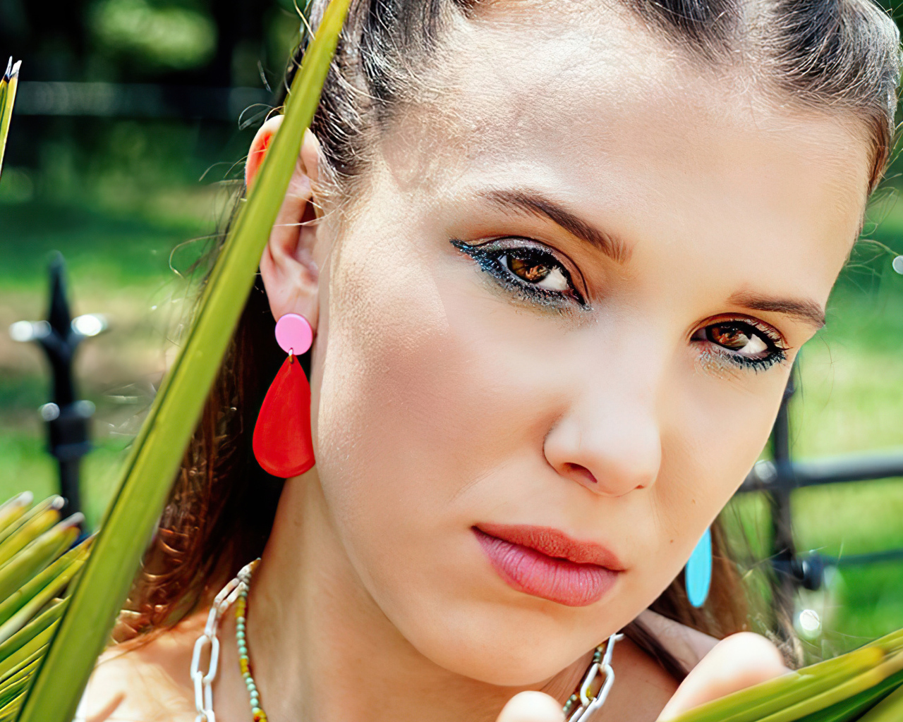 Британская актриса и певица Милли Бобби  Браун крупным планом