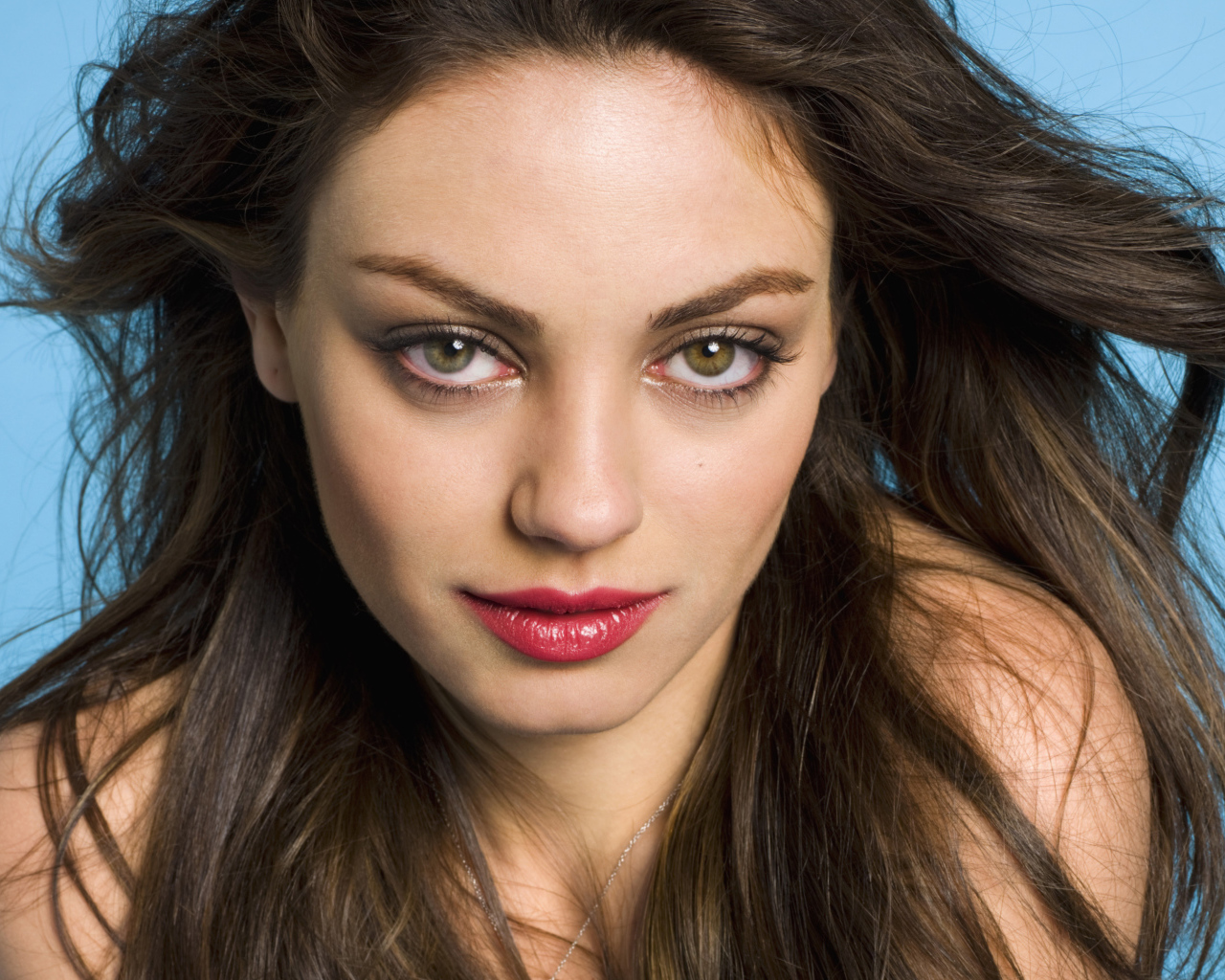 Кареглазая американская актриса Мила Кунис лицо крупным планом