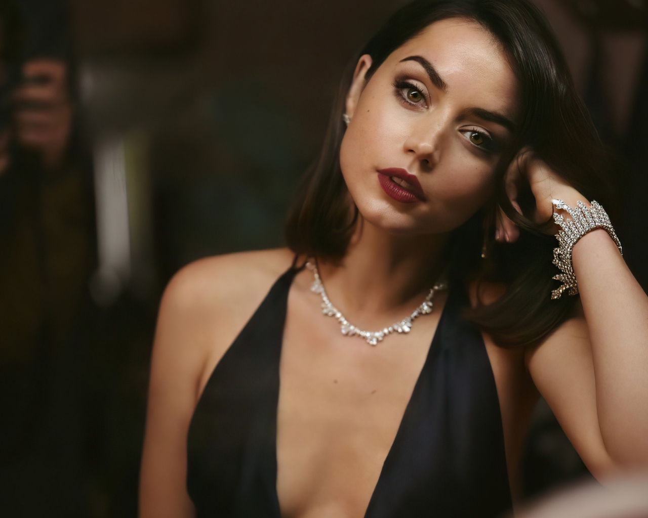 Кареглазая актриса Ана Де Армас в черном платье