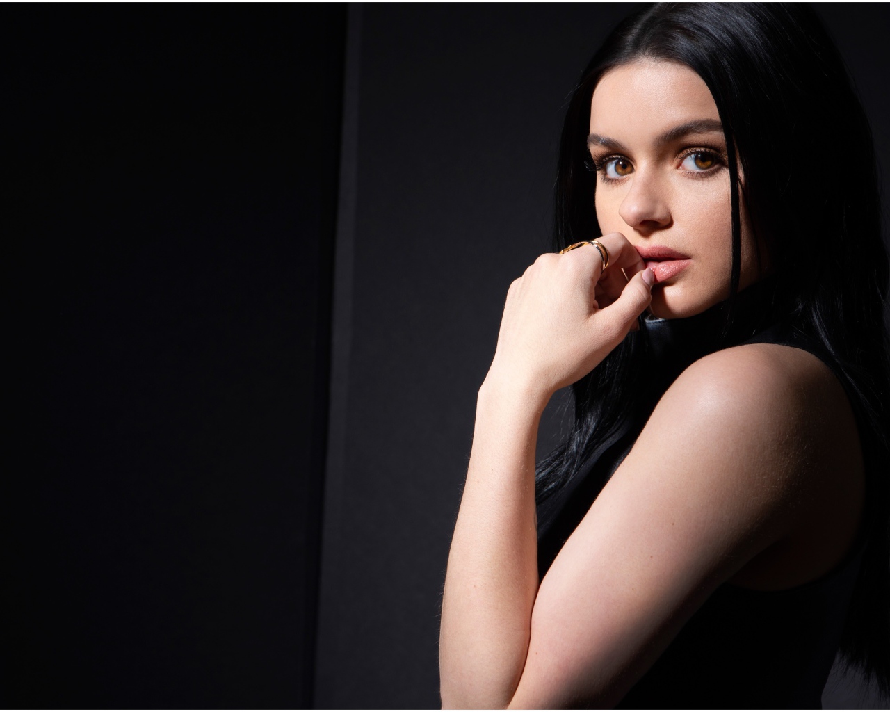 Кареглазая брюнетка, актриса Ариэль Уинтер