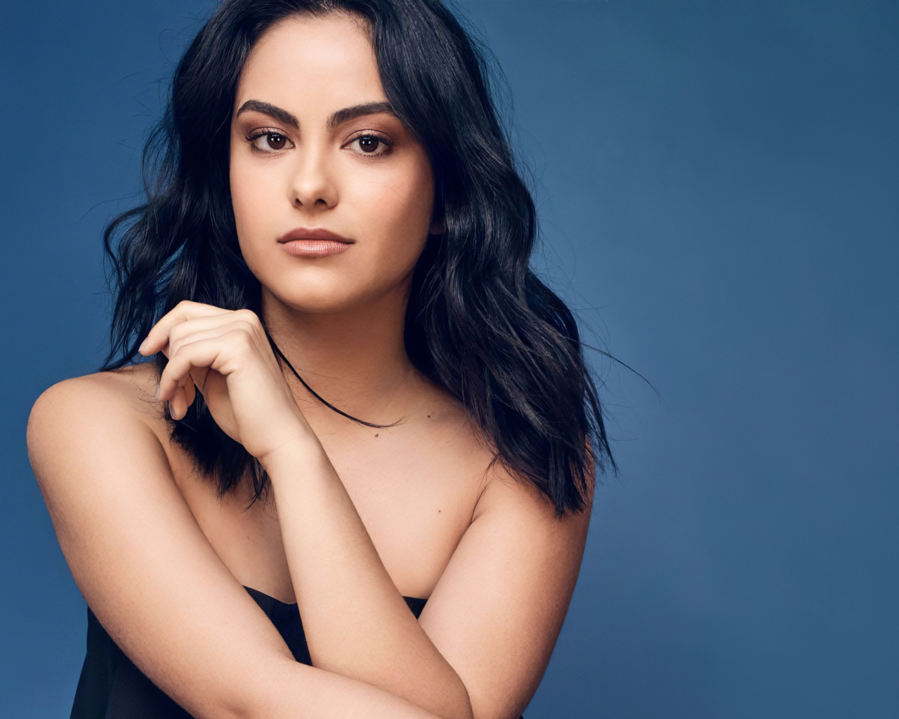 Брюнетка Камила Мендес на голубом фоне