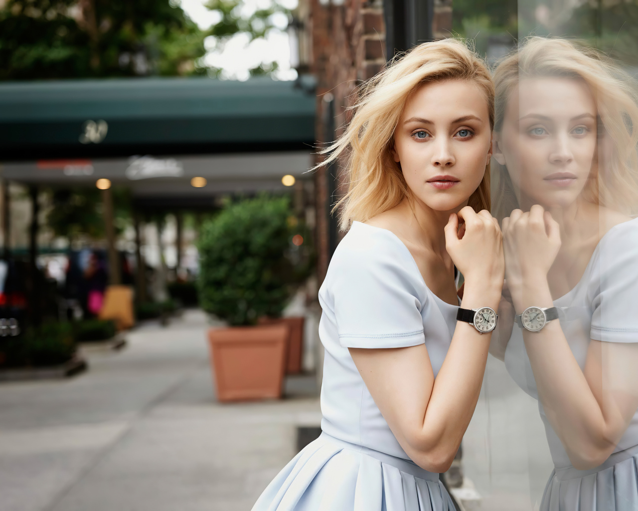 Канадская актриса Сара Гадон в платье