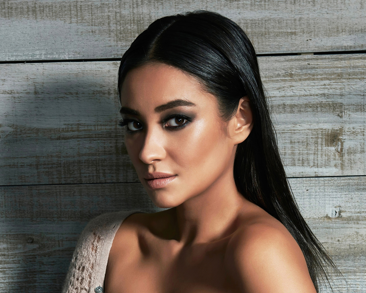 Канадская актриса Шей Митчелл на деревянном фоне