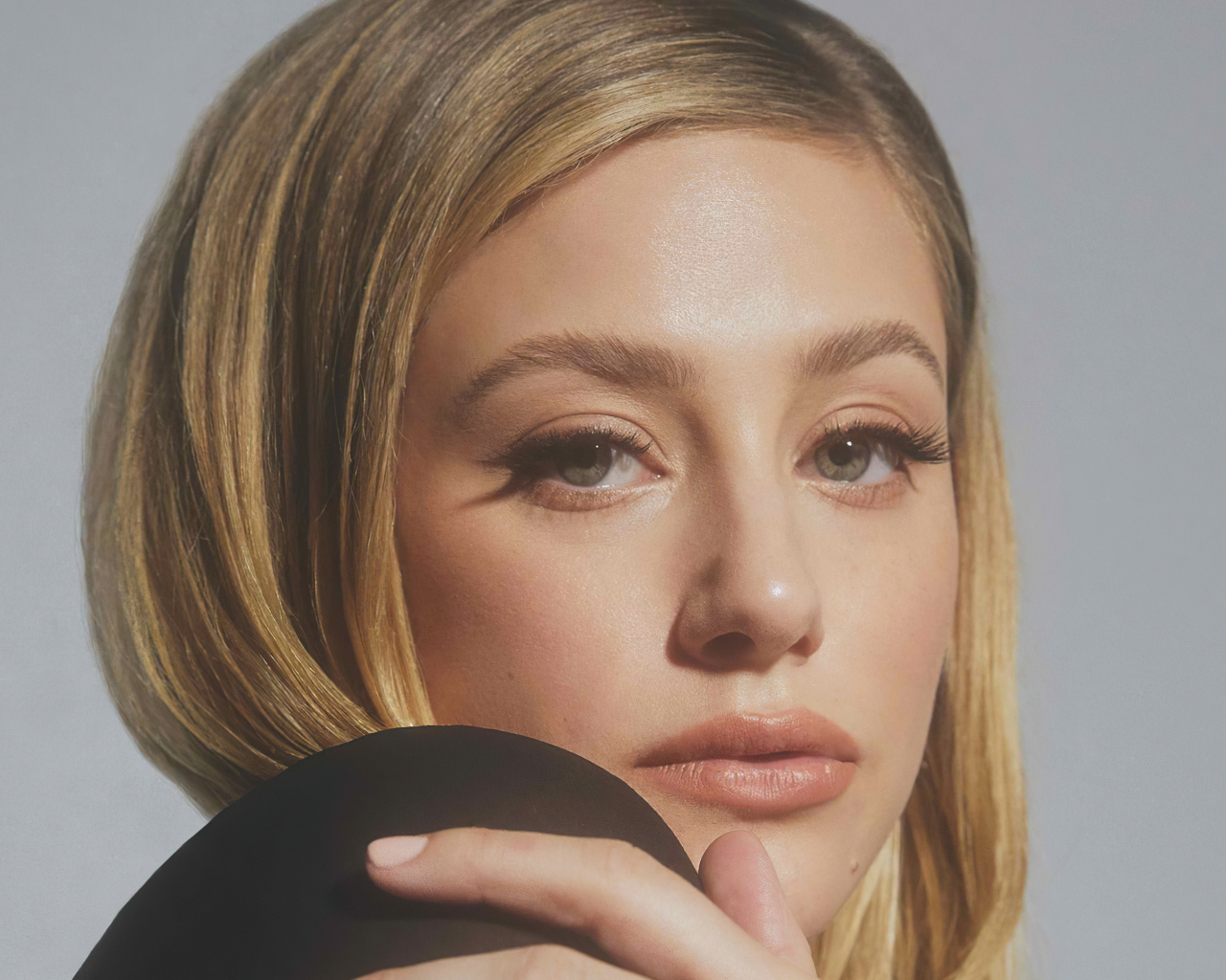 Лицо американской актрисы Лили Рейнхарт крупным планом
