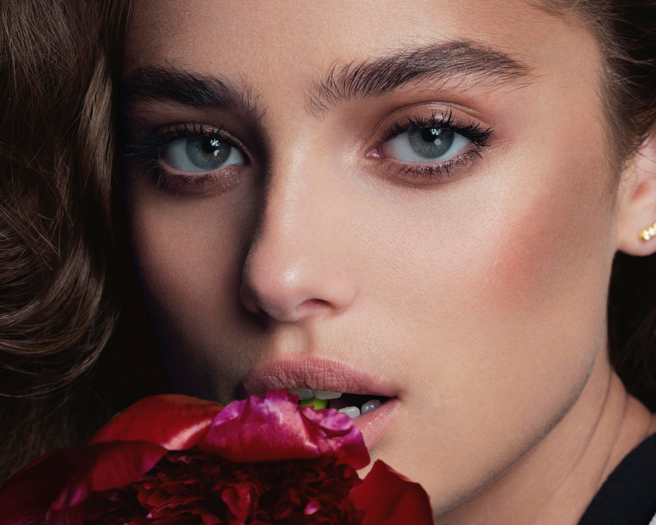 Лицо актрисы Тейлор Хилл крупным планом 