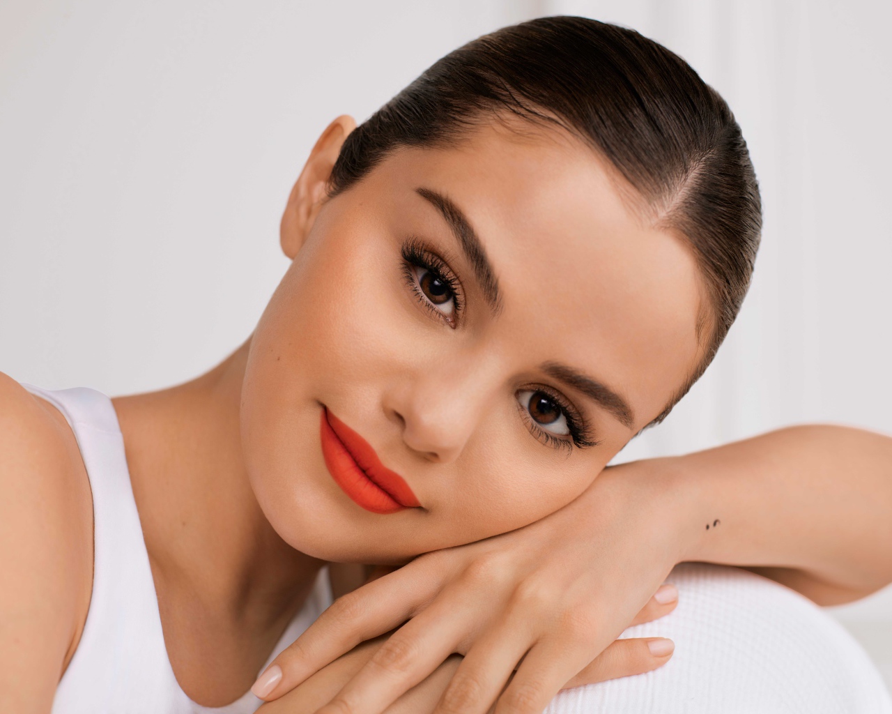 Милая кареглазая девушка  Селена Гомес лицо крупным планом