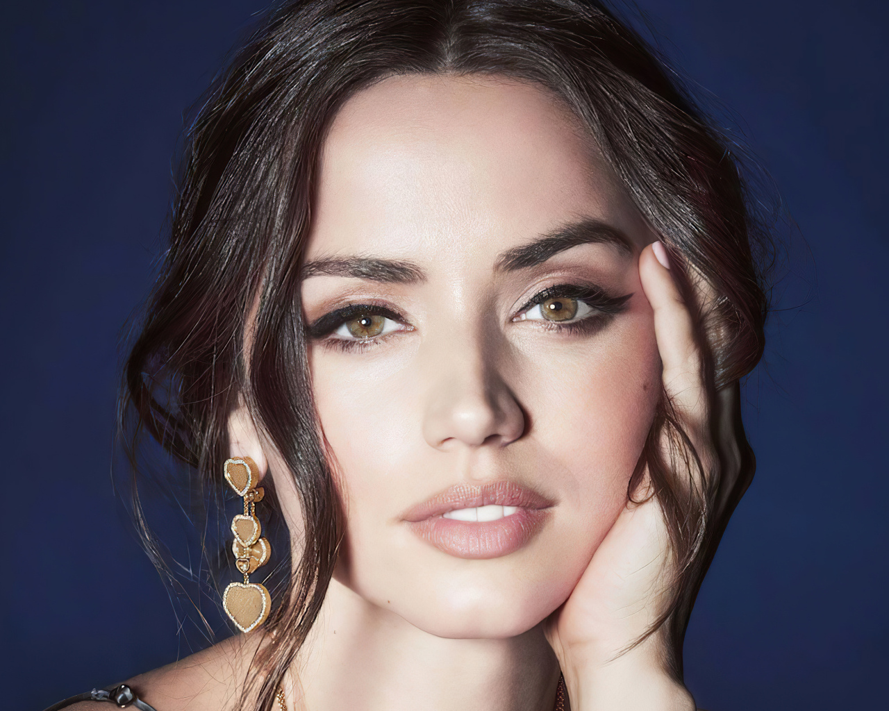 Милая девушка актриса Анна Де Армас лицо крупным планом