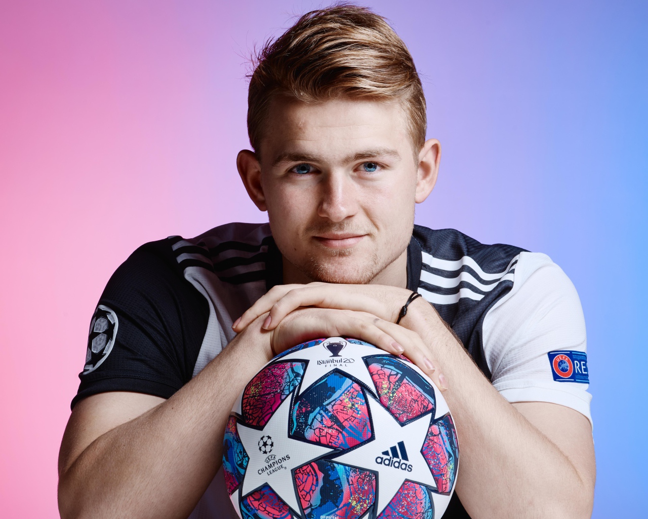 Защитник итальянского клуба Ювентус Маттейс де Лигт с мячом