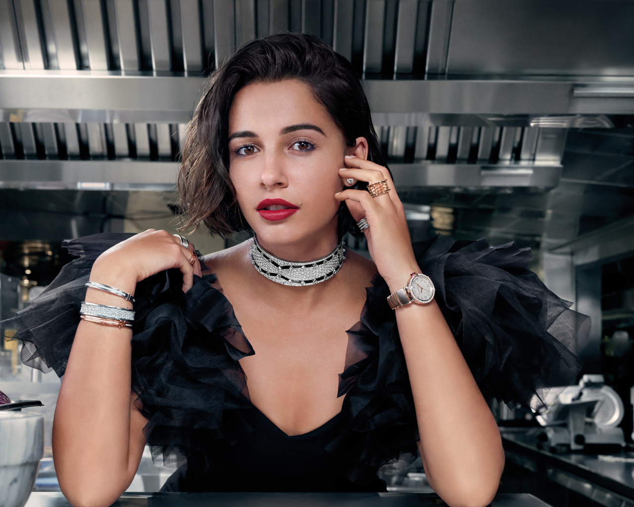 Английская актриса Наоми Скотт в черном платье в кафе